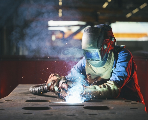 reportage métier portrait dans le milieu industriel de la métallurgie - geste technique - prestation pour les professionnels