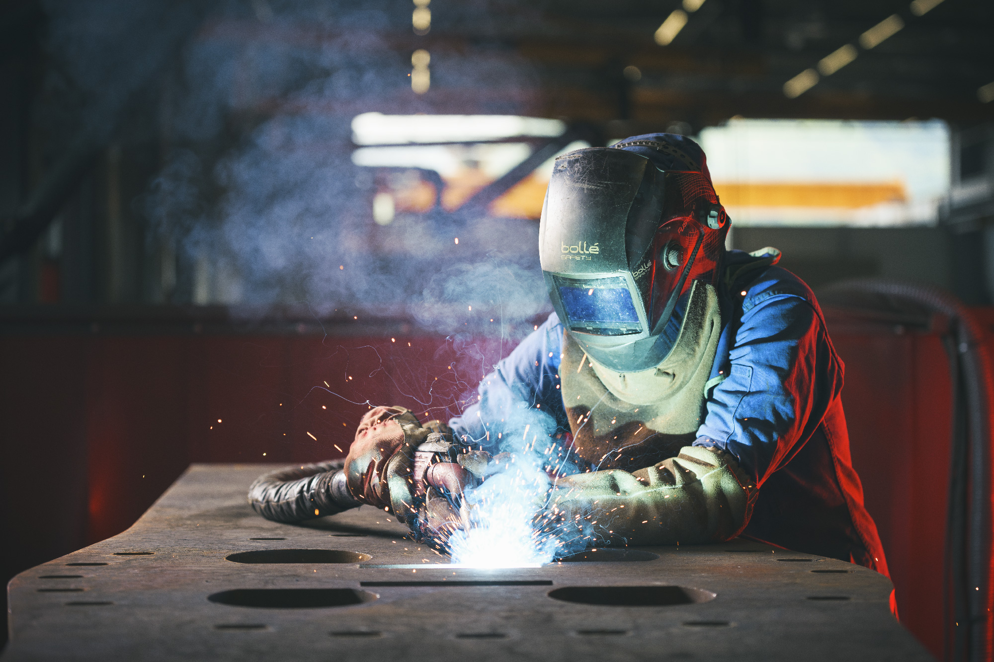reportage métier portrait dans le milieu industriel de la métallurgie - geste technique - prestation pour les professionnels