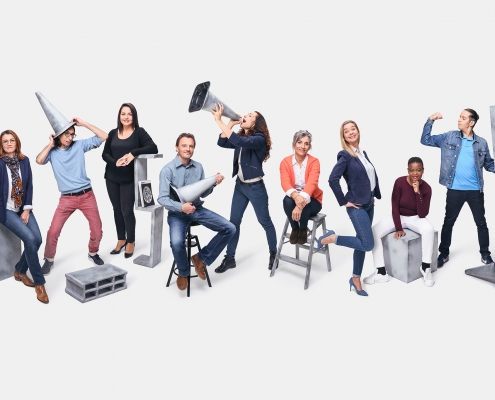 Photo de groupe composite scénarisée avec éléments de déco - studio Villeurbanne Pole Pixel