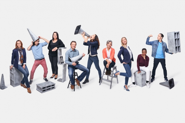 Photo de groupe composite scénarisée avec éléments de déco - studio Villeurbanne Pole Pixel