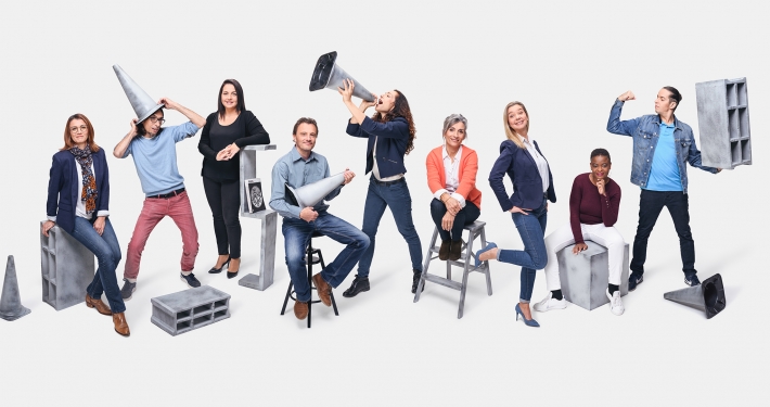 Photo de groupe composite scénarisée avec éléments de déco - studio Villeurbanne Pole Pixel